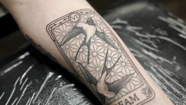 Évolution d’un tattoo pour démarrer un avant-bras. L’hirondelle seule se dédouble et devient une carte mystique …#tarottattoo #magicaltattoo #spiritualtattoo