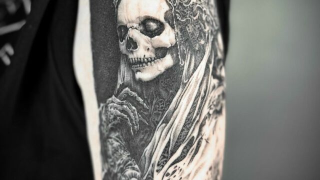 Full arm pour @wolfhell6043 Garmr garde l’entrée du monde des morts, et Hel vous attends en haut de l’escalier …#vikingtattoo #garm #hel