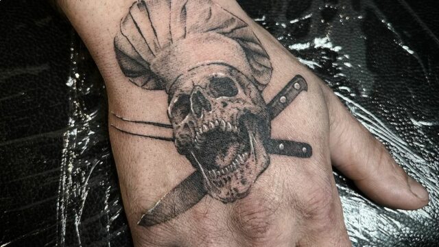 Graver ce skull sur la main d’un cuisinier… le kiff …#skulltattoodesign #3rlonly #frenchcuisine