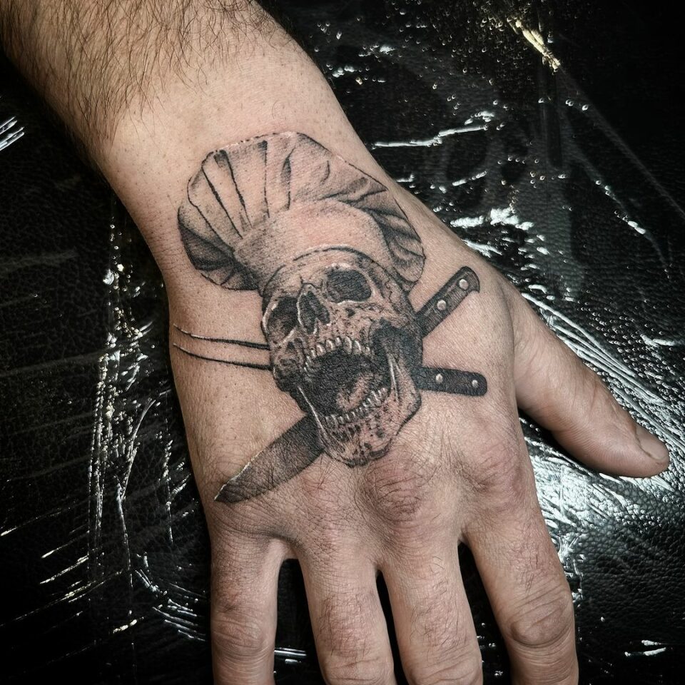 Graver ce skull sur la main d’un cuisinier… le kiff …#skulltattoodesign #3rlonly #frenchcuisine