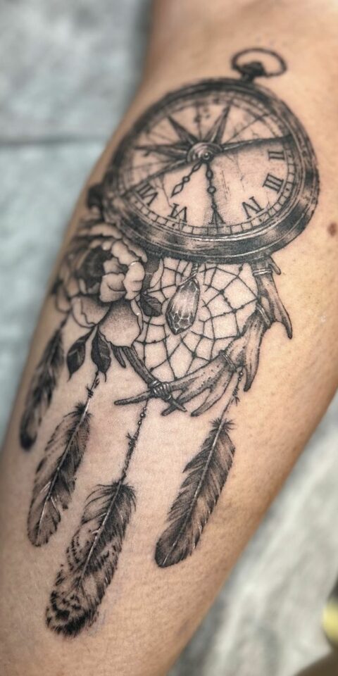 On réinvente les classiques Merci @carorumin1979 pour ta confiance …#compasstattoo #clocktattoo #dreamcatcher