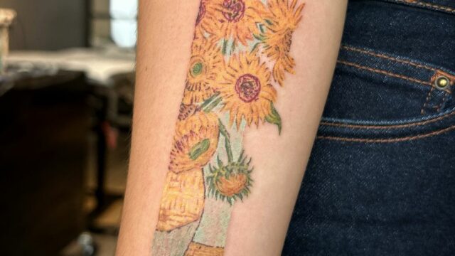 Reproduction des Tournesols de #vangogh Merci @nooaa_____ pour ta confiance renouvelée …#microrealism #vangoghtattoo #colormicrorealism