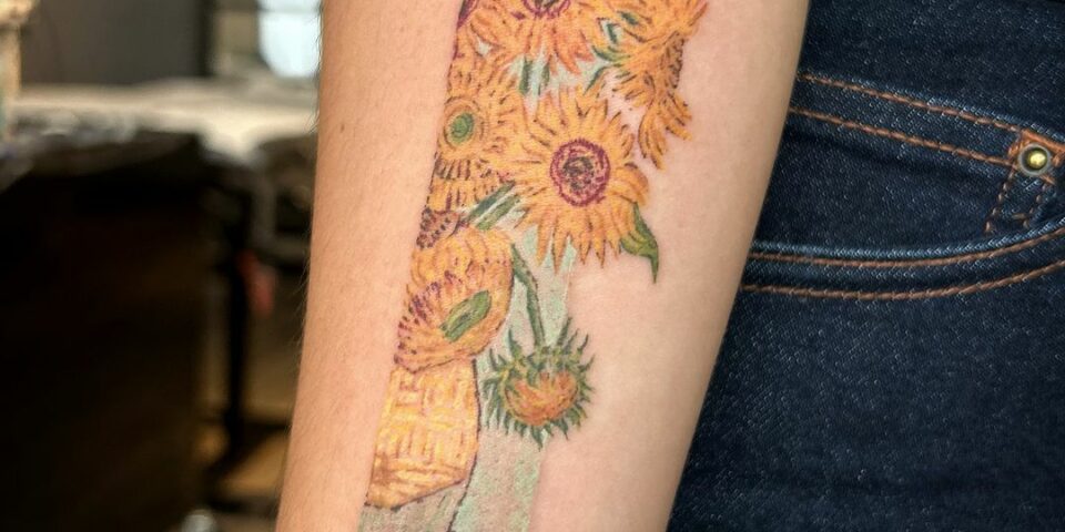 Reproduction des Tournesols de #vangogh Merci @nooaa_____ pour ta confiance renouvelée …#microrealism #vangoghtattoo #colormicrorealism