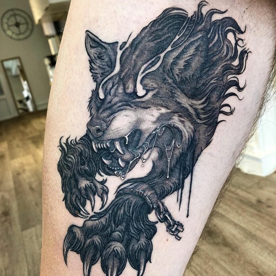 Un Fenrir bien badass pour @max_horion .#substancetattoo #tattoo #tatouages #moderntattoo #fenrir #whipshading #3rl #europeantattoo #frenchtattoo #vikingtattoo #fenrirtattoo #classicaltattoo