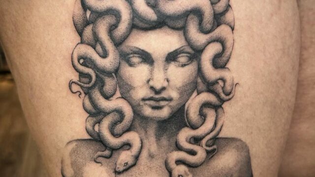 #tattooclermontferrand #tattoooftheday #darkartists #3rl #whipshading #hanniatattoo #microrealism #forearmtattoo #frenchtattoo #tattooartist #medusatattoo