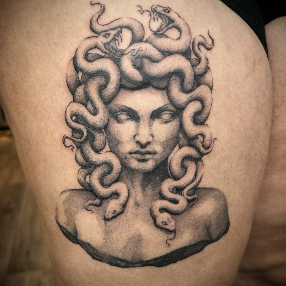 #tattooclermontferrand #tattoooftheday #darkartists #3rl #whipshading #hanniatattoo #microrealism #forearmtattoo #frenchtattoo #tattooartist #medusatattoo